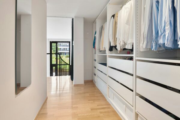 Clean closet organization by Lemon Team Moving — providers of stress-free moving services